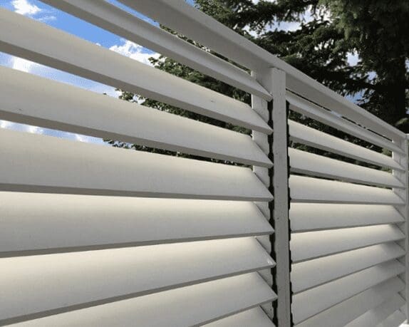privacy screen for patio, pylex sunblind system deck, DIY privacy screen, diy outdoor blinds, privacy wall on pool deck, écran d'intimité pour terrasse, système de store Pylex pour terrasse, écran d'intimité à monter soi-même, stores extérieurs à monter soi-même, mur d'intimité pour terrasse de piscine