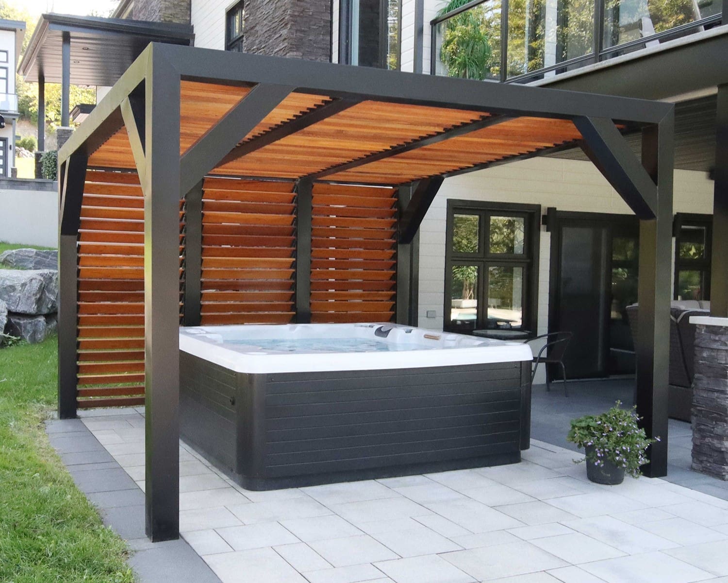 privacy screen for patio, pylex sunblind system deck, DIY privacy screen, diy outdoor blinds, privacy wall on pool deck, écran d'intimité pour terrasse, système de store Pylex pour terrasse, écran d'intimité à monter soi-même, stores extérieurs à monter soi-même, mur d'intimité pour terrasse de piscine
